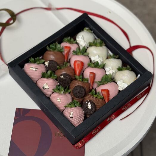 16 strawberries in chocolate box