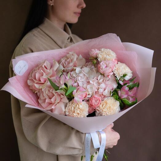 Розовый букет с французскими розами и гортензией