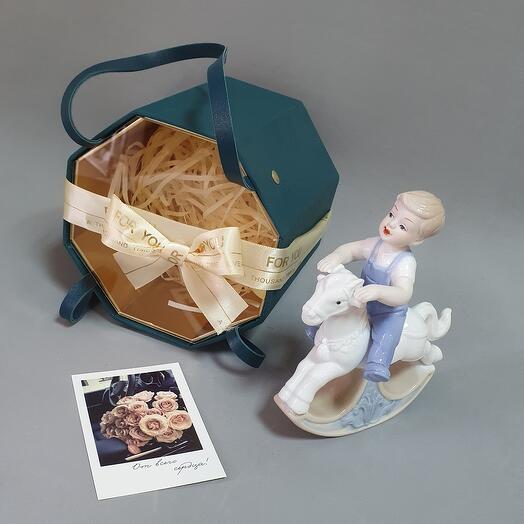 Статуэтка «Мальчик на лошадке» в подарочной коробке