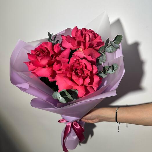 Ramo de rosas francesas brillantes con eucalipto