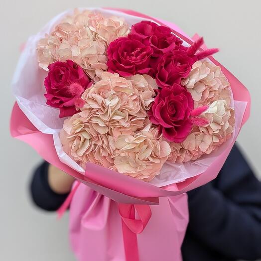 Букет с гортензией и французскими розами "Малиновый бархат"