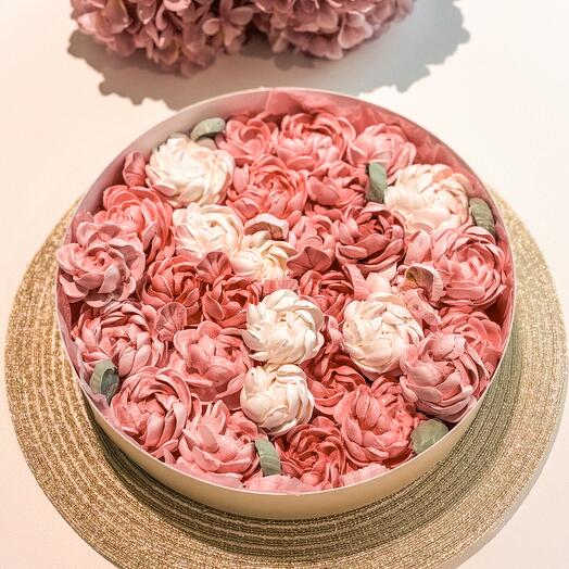 Зефирные пионы в шляпной коробке