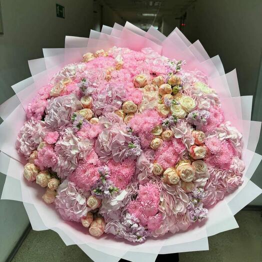 Букет хризантем, гортензий, маттиолы и кустовых пионовидных роз