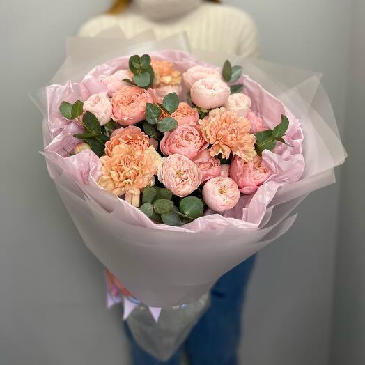 Peach bouquet with peony-shaped roses