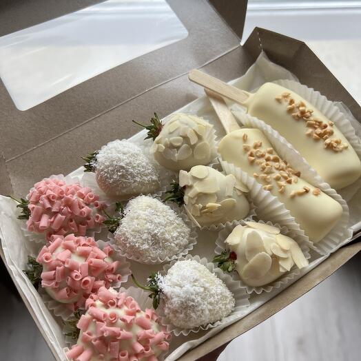 Клубника и бананы в белом шоколаде