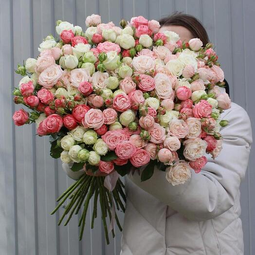 Стильный микс из пионовидных роз