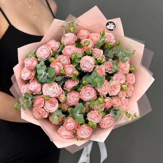 Кустовые пионовидные розы Мадам Бомбастик с эвкалиптом М