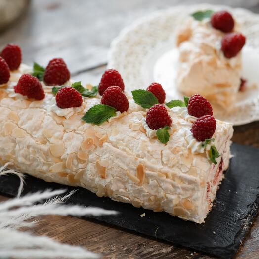 Меренговый рулет клубника фисташка/малина фисташка с пониженным содержанием сахара