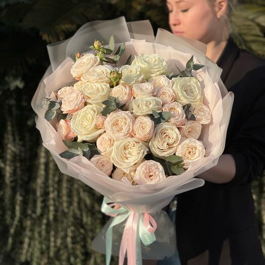 Букет из пионовидных кустовых и одноголовых роз с эвкалиптом «Влюбленный взгляд» (М)