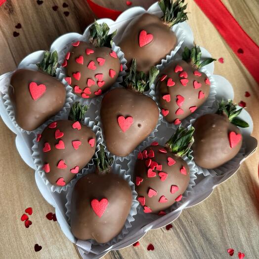 Chocolate-covered strawberries with chips