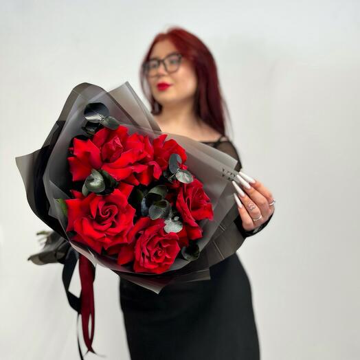 A spectacular bouquet of scarlet roses in a stylish design