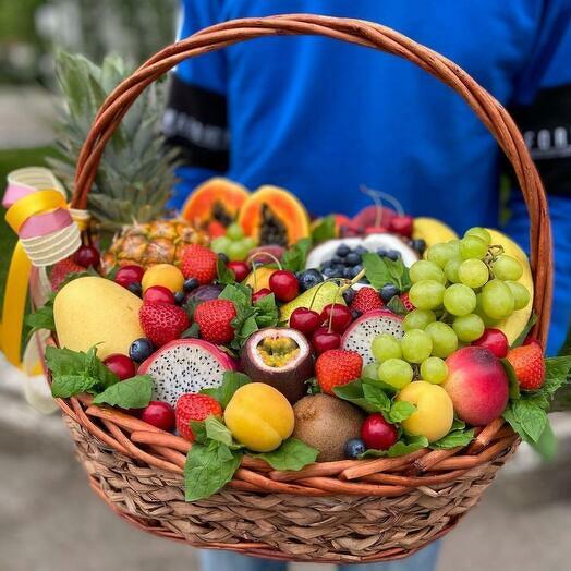 Большая подарочная корзина с экзотическими фруктами маракуйя, манго, кокос, питахайя и другие / подарочная корзина с экзотикой