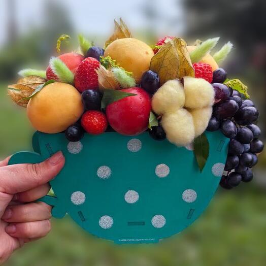 Композиция в деревянной кружке с фруктами и ягодами