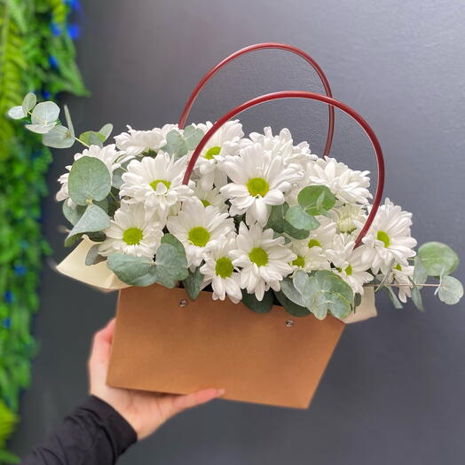 Композиция из ромашковой хризантемы в сумочке