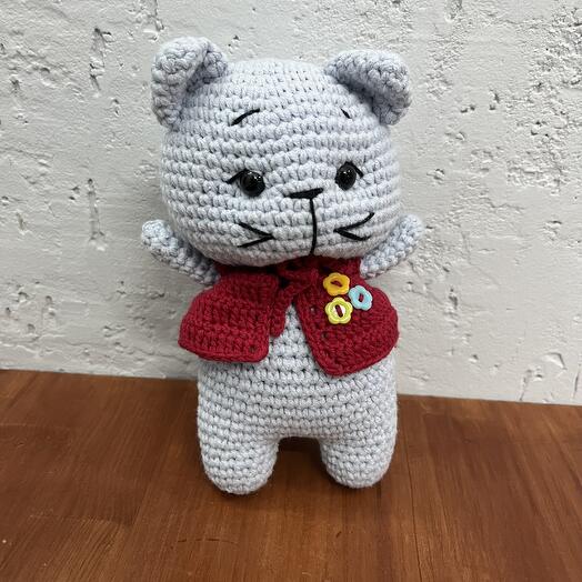 Вязаная игрушка «котик в красной жилетке»