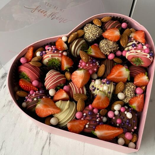 Composición de fresas cubiertas de chocolate