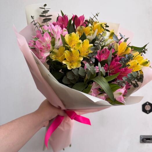 Bouquet of alstroemeria mix