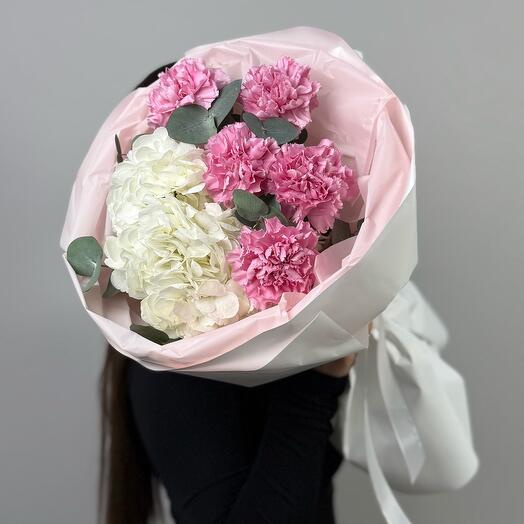 Воздушный букет из гортензии и диантусов