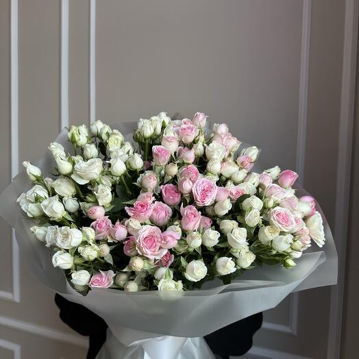 Букет с кустовыми  розовым и белыми розами  💐
