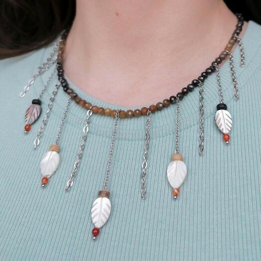 Колье "Харизма" из сапфира, сердолика и перламутра
