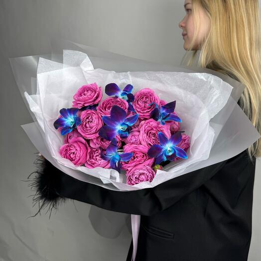 Ramo de autor de rosas en forma de peonía Misty Bubles y orquídeas espaciales ( Dendrobium )