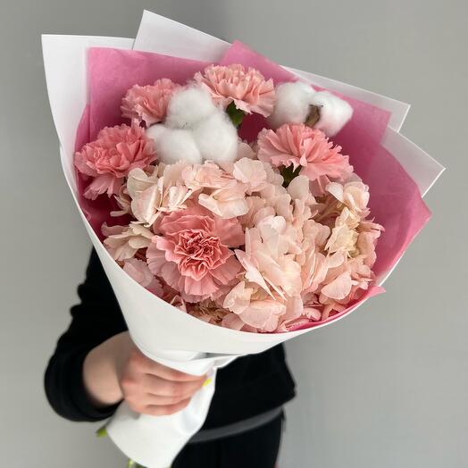 Букет розовая гортензия, диантус и хлопок