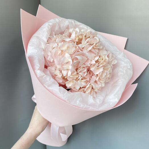 Букет розовая гортензия в стильном оформлении