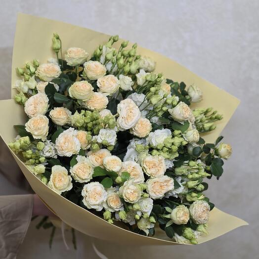 Букет из кустовой розы и эустом