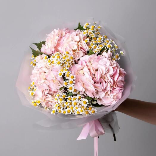 Bouquet of pink hydrangea and chamomile