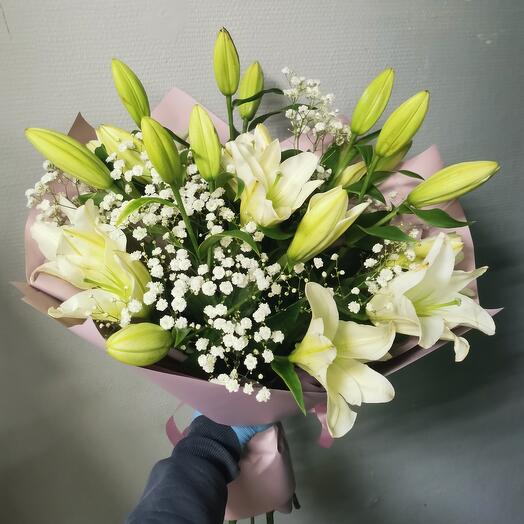 Букет 5 лилий и гипсофила