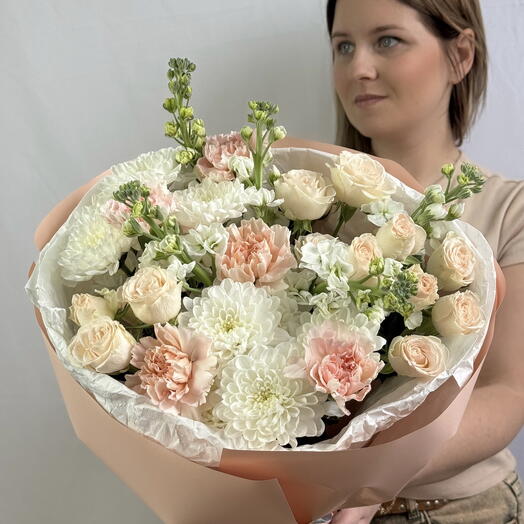 Ароматный букет из маттиолы, гвоздики и кустовых роз