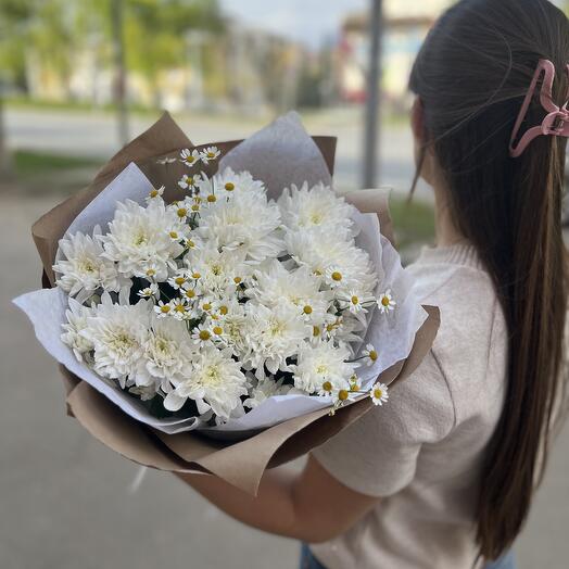 Букет из ромашек и хризантемы