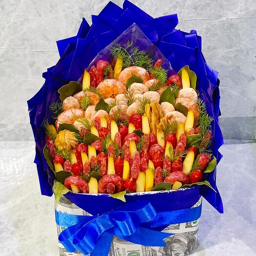 Мужской букет с креветками и колбасками