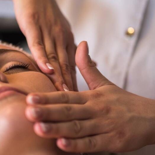 Electronic certificate for manual facial massage on premium cosmetics IS CLINICAL (USA) + Britenol serum as a gift