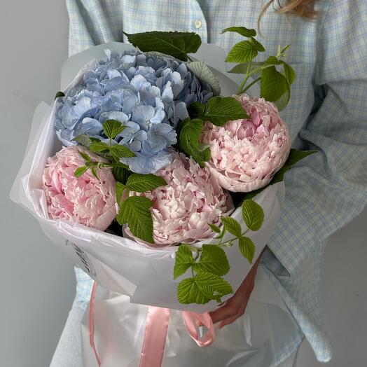 Букет с розовыми пионами сара бернар и голубой гортензией PEONY130