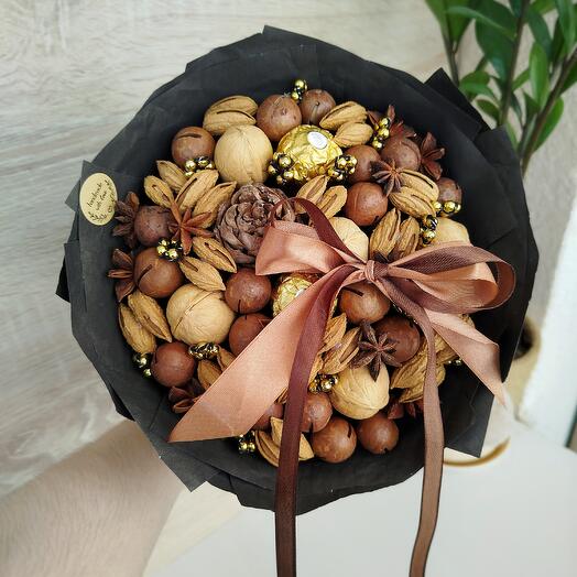 Стильный ореховый букет с конфетами Ferrero Rocher, кедровой шишкой и бантом (S)