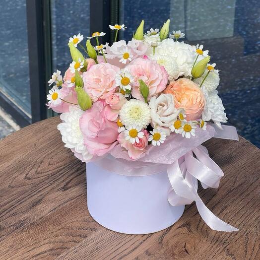 Цветы в коробке нежные роза эустома ромашки