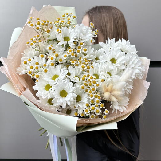 Букет из ромашки, хризантемы и лагуруса