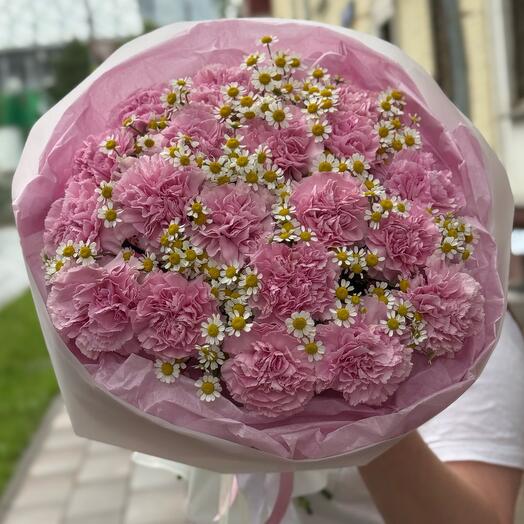 Розовые диантусы с ромашками