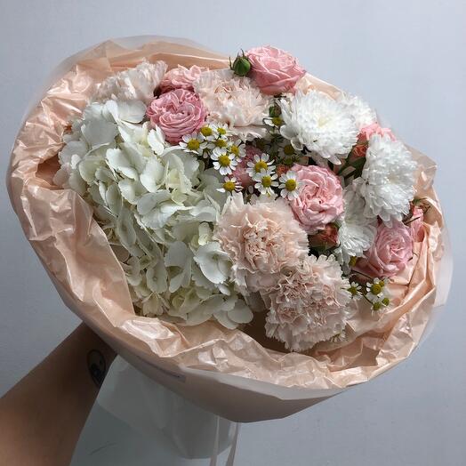 Нежный букет «Bloom Room» с кустовой розой и гортензией
