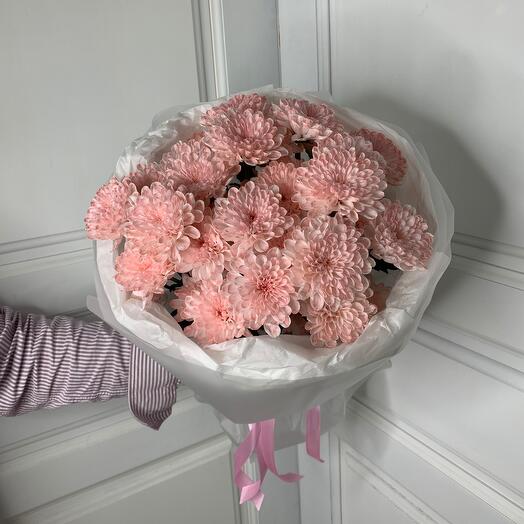 Букет пудровых хризантем в нежном оформлении