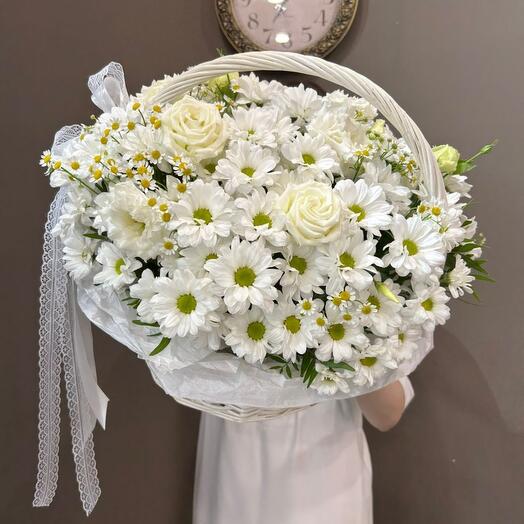 Корзина с ромашками и лизиантусами
