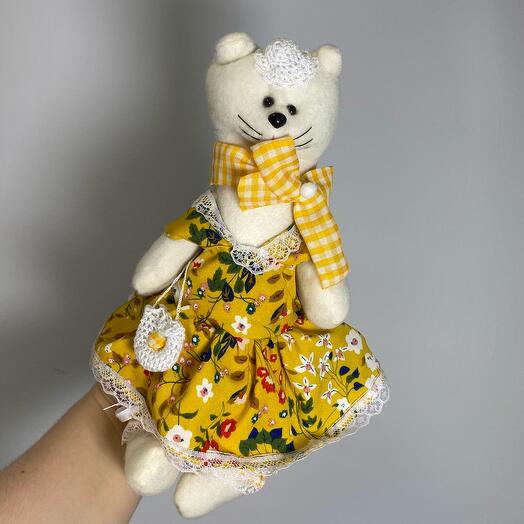 Кошка в желтом платье