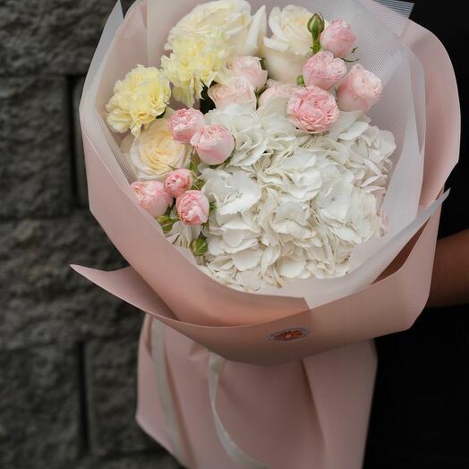 Букет цветов из магазина Оранж