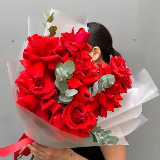 Алые красные розы