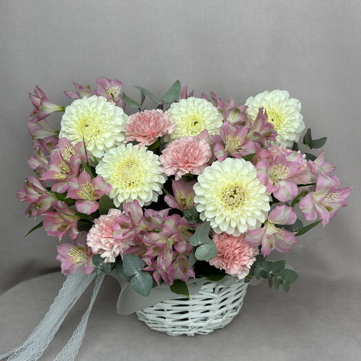 Цветы в корзине для мамы🥰. Георгины, альстромерия, диантусы