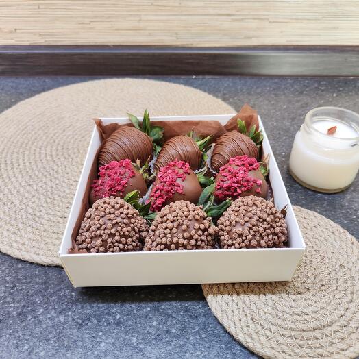 Набор из клубники в шоколаде "малина 1" подарочный набор молочный шоколад