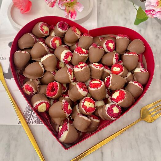 Малина в двойном шоколаде в сердце 500 грамм