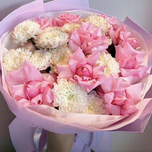 Букет из роз и хризантем в нежном оформлении