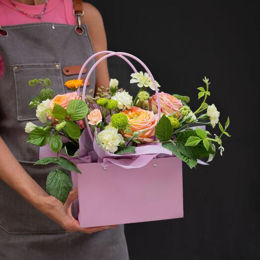 Композиция из цветов в сумочке "Bottega Chic"